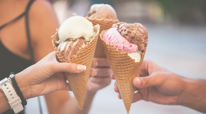 Glace artisanale aux différents parfums Cônes de glace avec différents parfum réalisée grâce aux machines